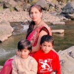 सफर के बीच ‘ओझल’ हुईं चार जिंदगियां; तीन बच्चों के साथ माँ रहस्यमय ढंग से लापता, परिवार का रो-रोकर बुरा हाल…NV News